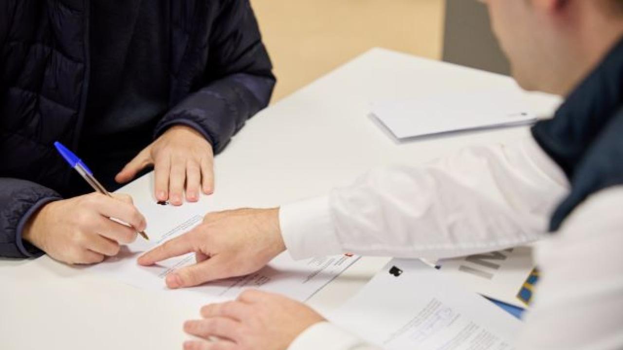 Persona firmant un document