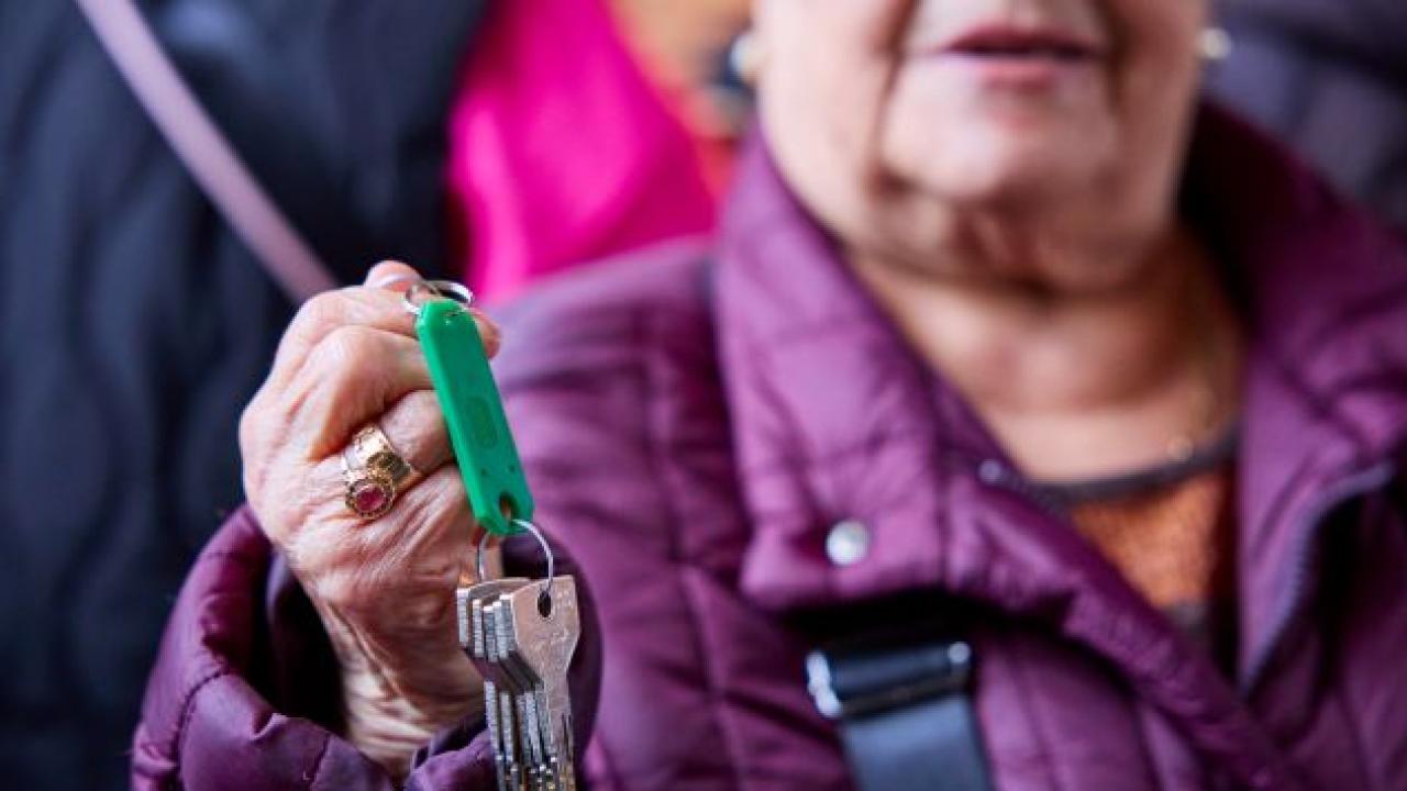 Dona amb claus a la mà